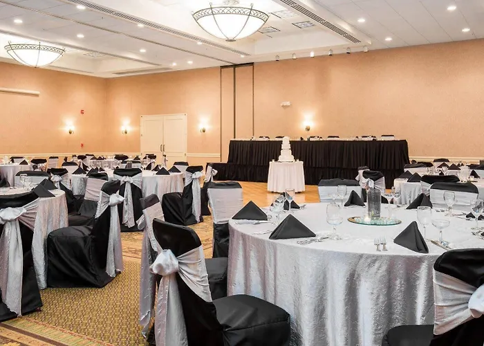 Hotel Chicago Nw Crystal Lk Conv Ctr By Ihg
